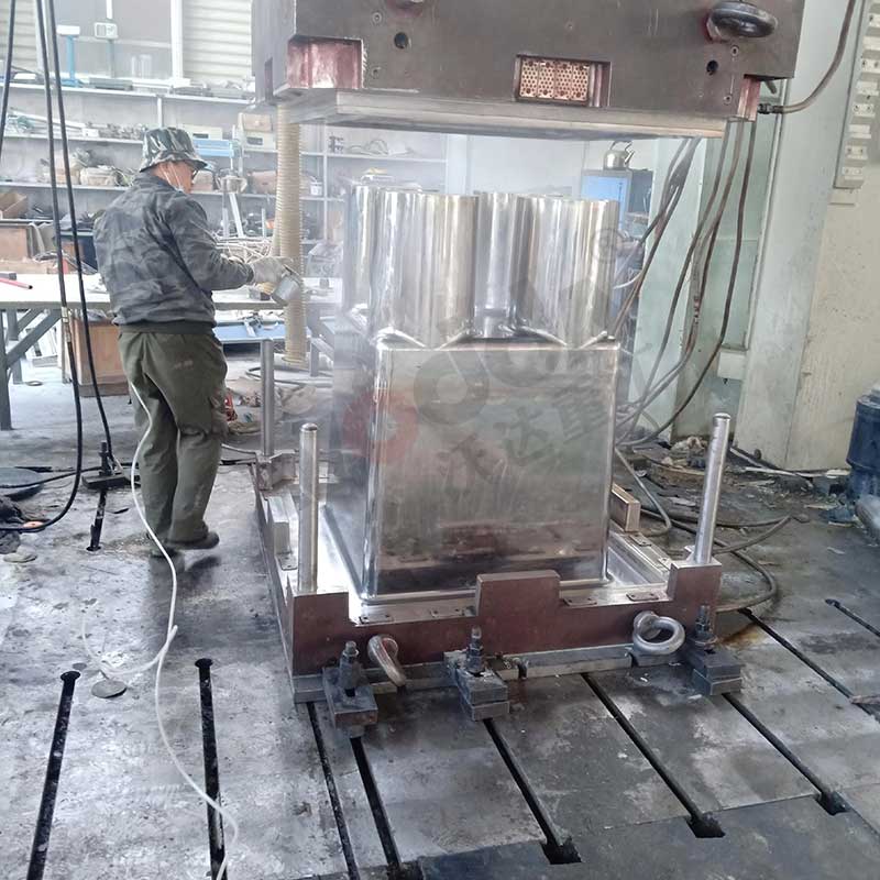 2000噸四柱液壓機模壓現場 2000噸四柱液壓機模壓現場