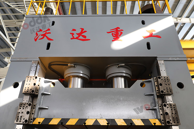 2000噸框架液壓機(jī)（滑塊、活塞）