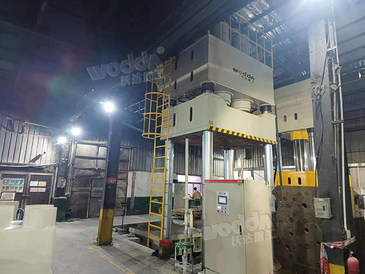 1500噸復合材料模壓機客戶車間現場.jpg