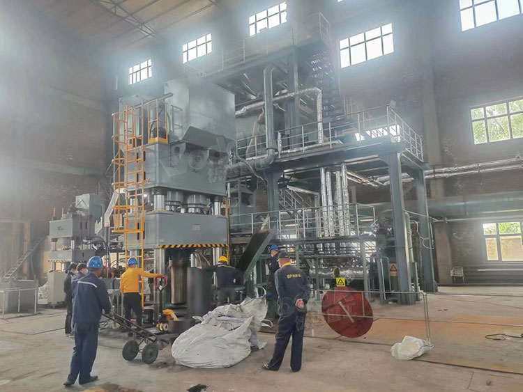 2000噸坩堝液壓機試機生產