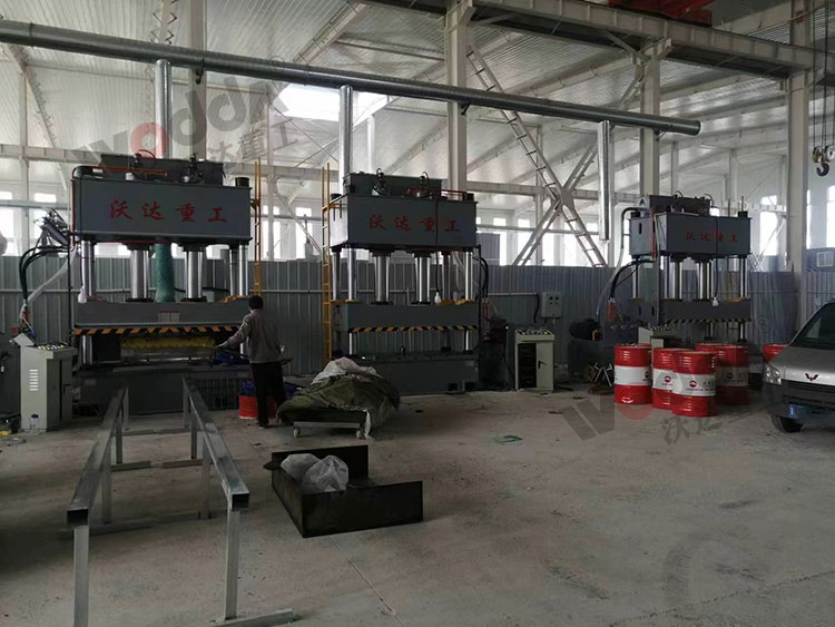 315噸復合漏糞板液壓機使用現場 315噸復合漏糞板液壓機使用現場