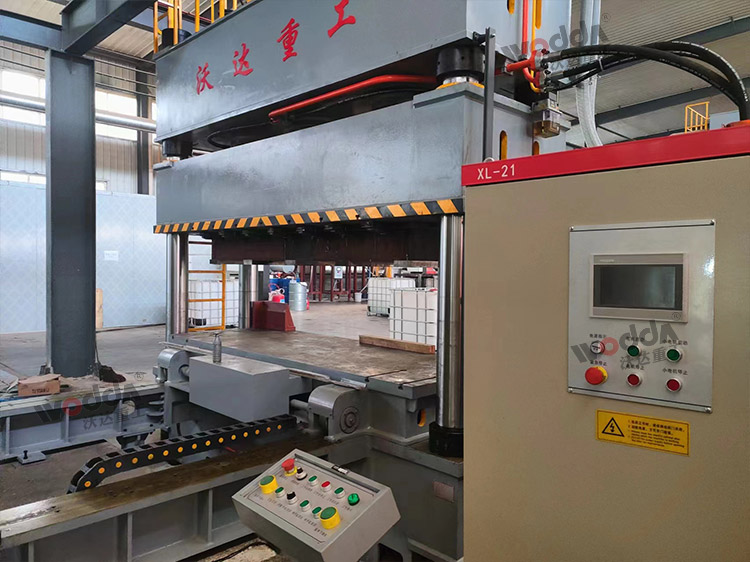 1200噸木屑壓板成型液壓機客戶現場