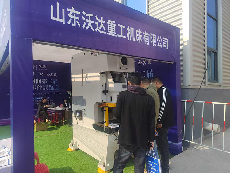 山東沃達(dá)重工機(jī)床有限公司蘇經(jīng)理為用戶(hù)介紹設(shè)備 山東沃達(dá)重工機(jī)床有限公司蘇經(jīng)理為用戶(hù)介紹設(shè)備