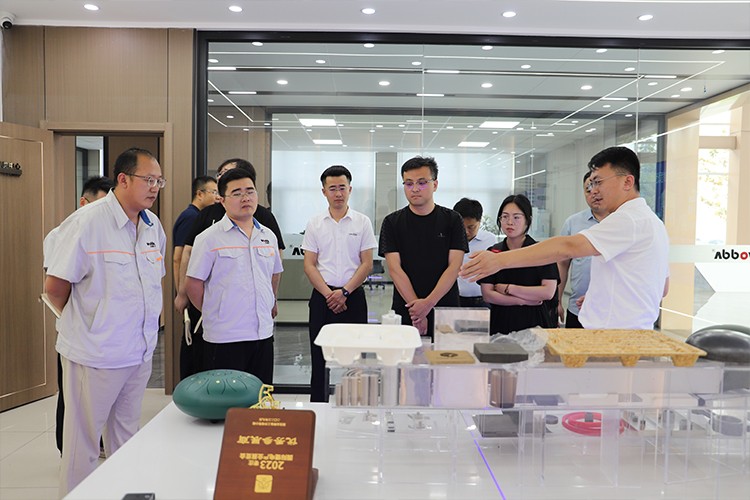 中國(guó)科學(xué)院金屬研究所青島高端軸承研究院一行參觀展廳 中國(guó)科學(xué)院金屬研究所青島高端軸承研究院一行參觀展廳
