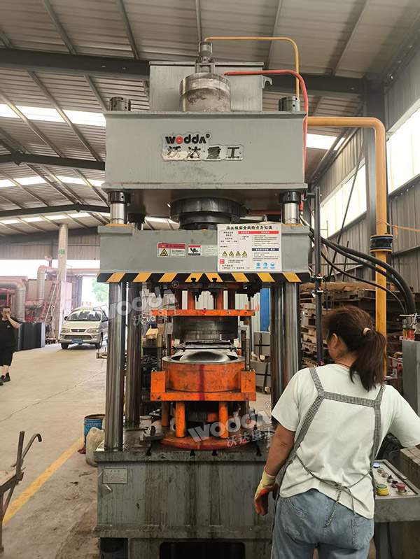 200噸封頭液壓機現場