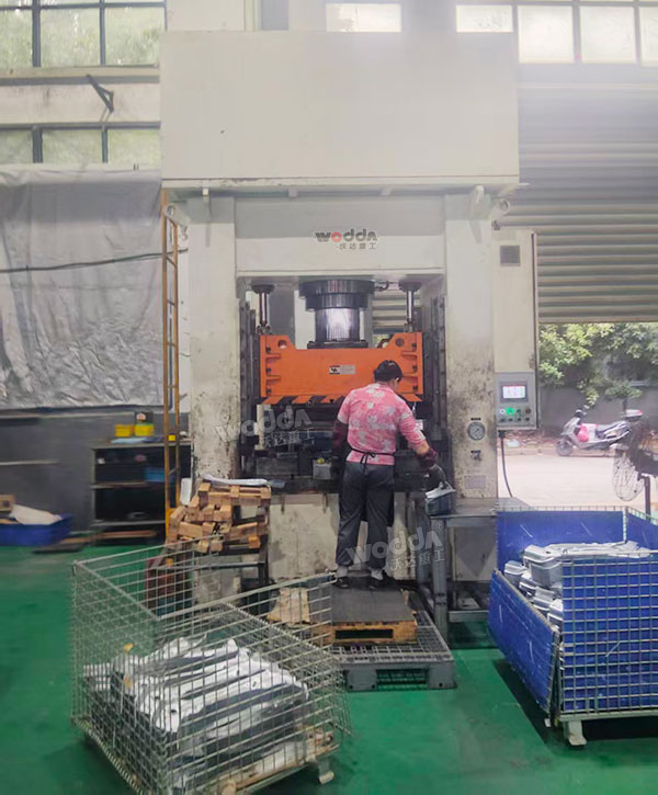 315噸框架式汽車配件成型液壓機(jī)現(xiàn)場