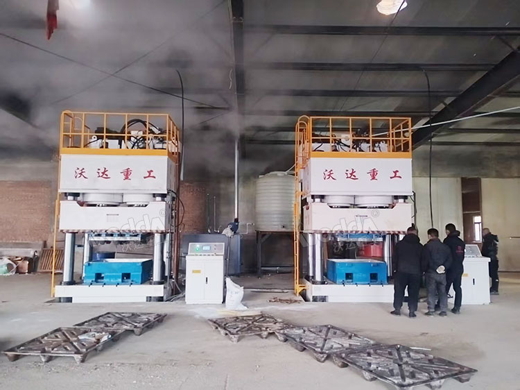 1600噸木屑托盤液壓機客戶現場.jpg