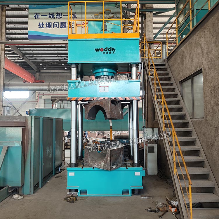 630噸熱壓彎頭成型液壓機現場.jpg