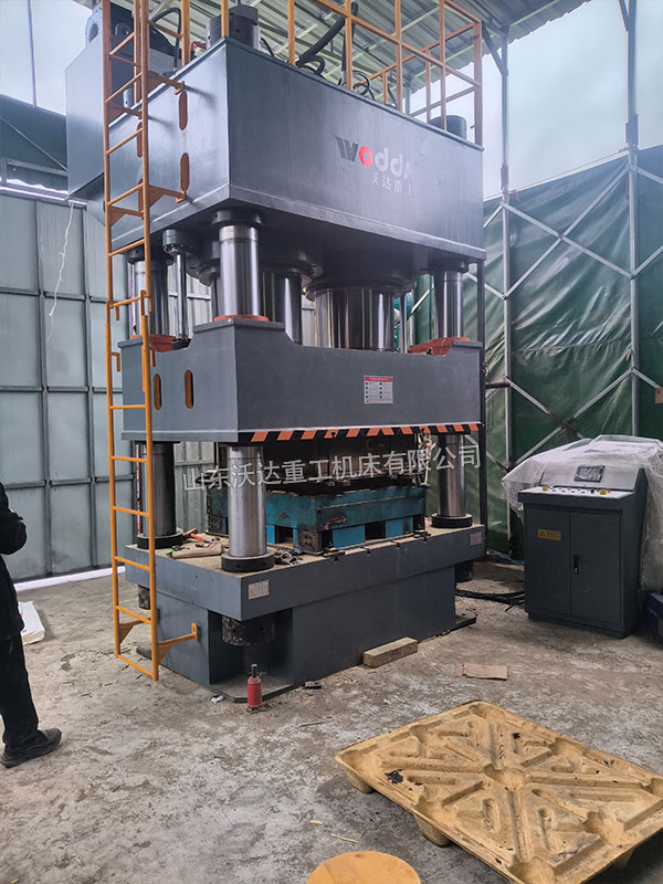 1600噸木屑托盤液壓機現場