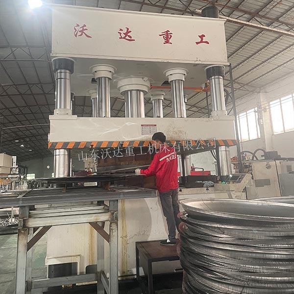 1000噸封頭液壓機現場